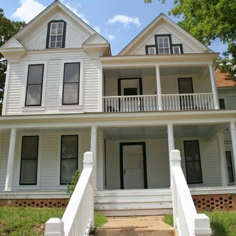 balta krāsa vēsturiskā lauku mājas stilā