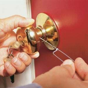 Cum să re-tastați o încuietoare de ușă
