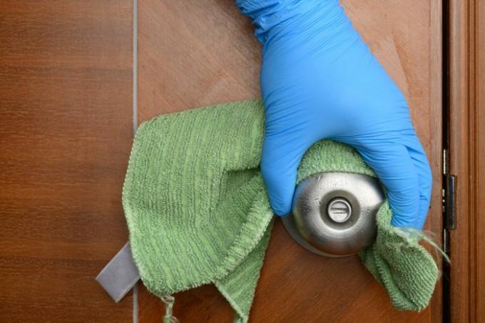 limpiar la cerradura de una puerta con líquido desinfectante