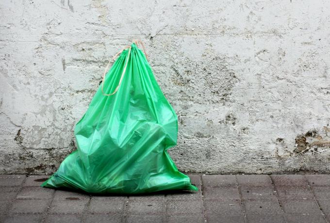 ถุงขยะสีเขียวข้างถนน