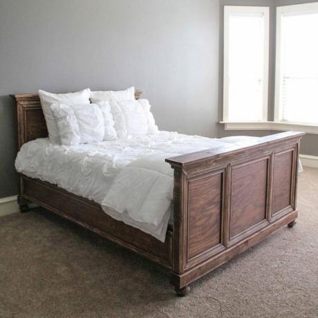 Armazón de cama de madera contrachapada adornado con molduras