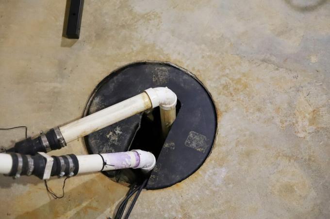 Una pompa di pozzetto in una riparazione idraulica nel seminterrato di casa