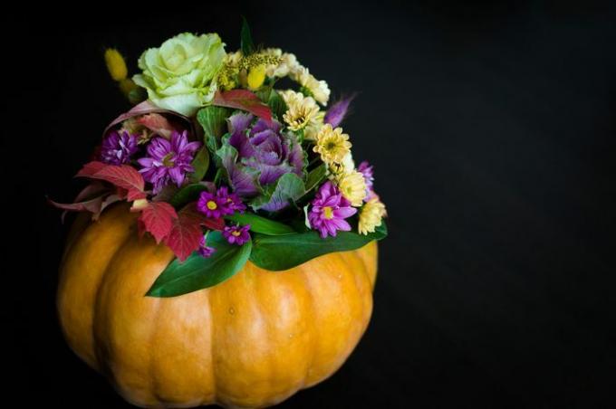 Arreglo festivo de flores de otoño de Acción de Gracias en una calabaza