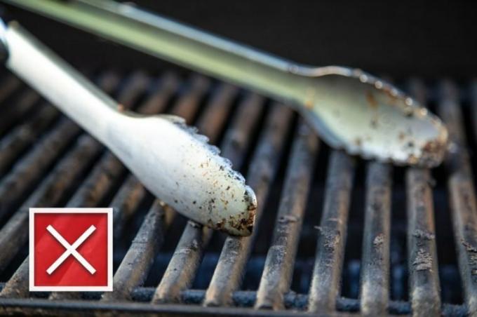 Utensili da griglia utensili pinze a forchetta close up grigliate barbecue estate sporco pulito acciaio metallo