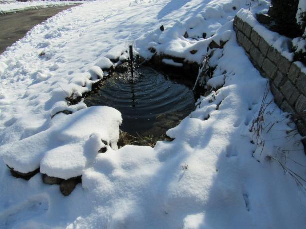 Künstlicher Teich nach Schneefall 