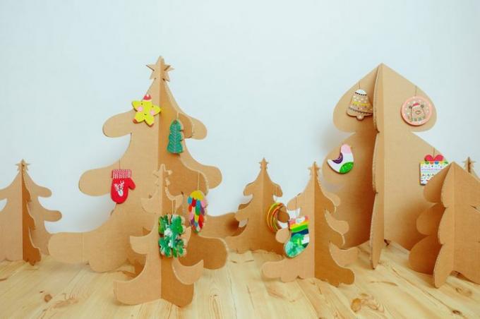 Pohon Natal Terbuat Dari Karton. Pohon Unik. Tahun Baru