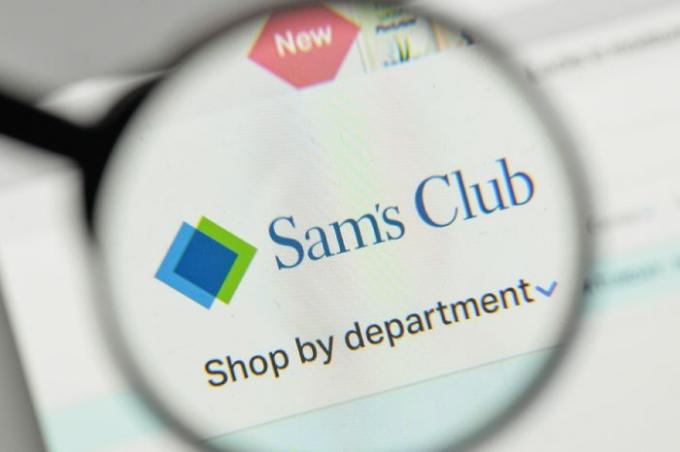 Milāna, Itālija - 2017. gada 1. novembris: Sam's Club logotips tīmekļa vietnes sākumlapā.