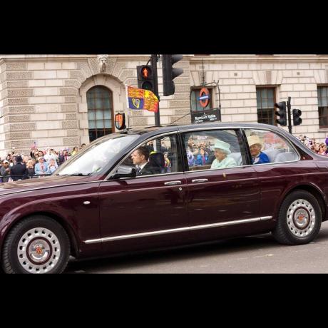 La reina Isabel cabalga en un Bentley