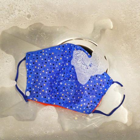 Saubere DIY-Gesichtsmaske im Waschbecken
