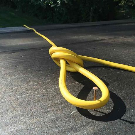 Produžni kabel zakačen za čavao na krovu | Savjeti za graditeljstvo