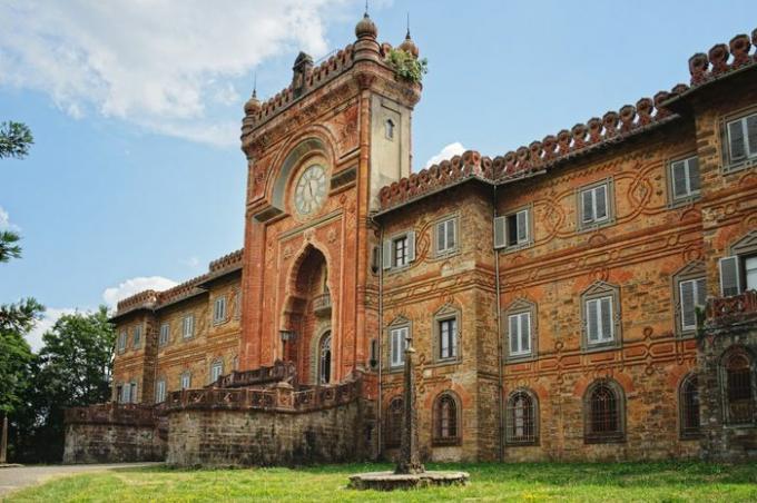  Главный вход с часами замка Саммеццано в Тоскане 