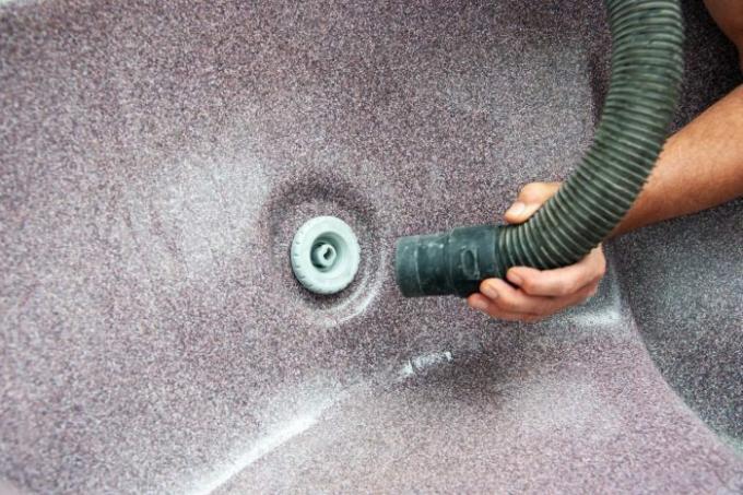 뜨거운 욕조 제트기를 청소하기 위해 상점 진공 청소기를 사용
