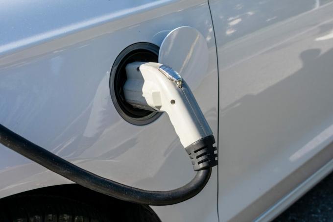 電源は電気自動車に接続してバッテリーを充電します