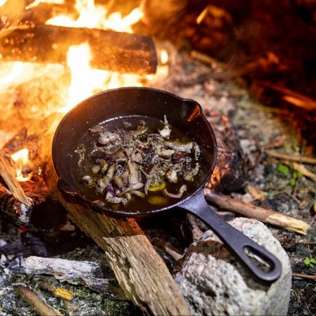 Kuhanje na tabornem ognju z litoželezno ponev