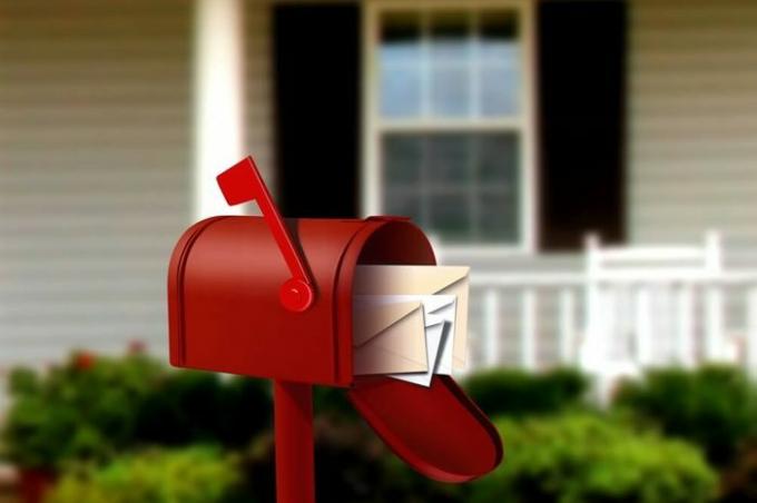 Buzón de correo en frente de una casa