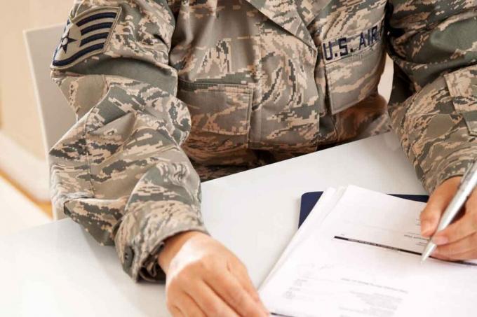 Firmar el papeleo con un uniforme del ejército