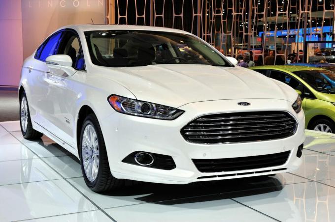 TORONTO-16. VELJAČE: Novi Ford Fusion Energy izložen na Kanadskom međunarodnom sajmu automobila 16. veljače 2012. u Torontu, Kanada.