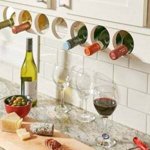 Projeto de rack de vinho para armário de cozinha que economiza espaço