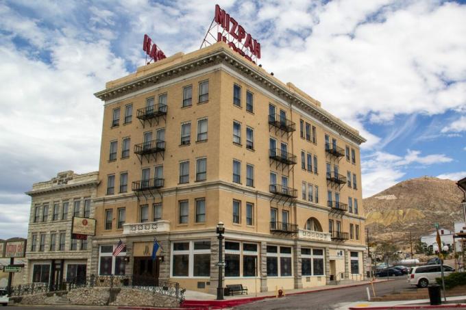 TONOPAH, NEVADA, USA-2 SETTEMBRE: L'hotel Mizpah accoglie i visitatori a Tonopah il 2 settembre 2013. Questo storico hotel era l'edificio più alto del Nevada fino al 1929 ed è ancora aperto al pubblico.
