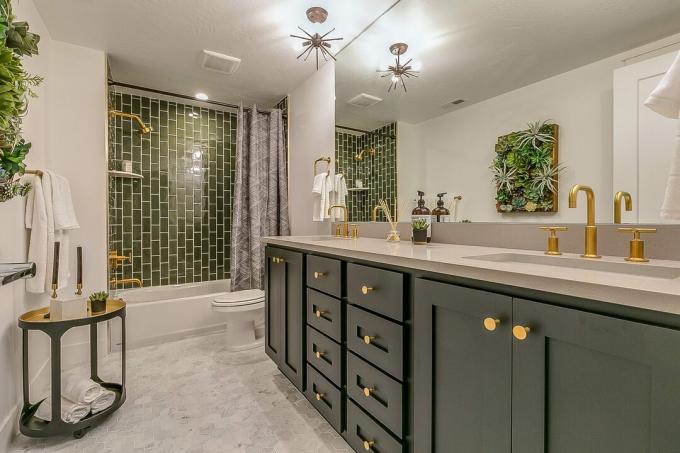 roheline dušiplaat kaasaegses vannitoas