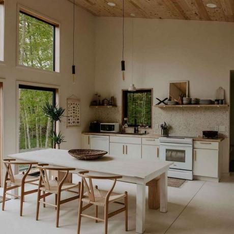 zářivě bílá kuchyňská kabina