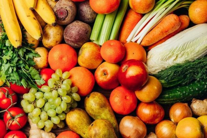 Spalvingas vaisių ir daržovių fonas, vaizdas iš viršaus, sveikos mitybos koncepcija