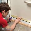 Sådan gør du dit hus varmere ved at justere Storm Door Sweep (DIY)