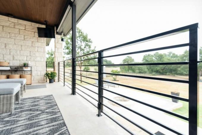 Nápad na horizontálne zábradlie verandy s láskavým dovolením @gonenomadhome cez Instagram