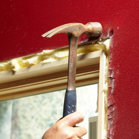 Derribar la proyección de paneles de yeso con un martillo | Consejos para profesionales de la construcción