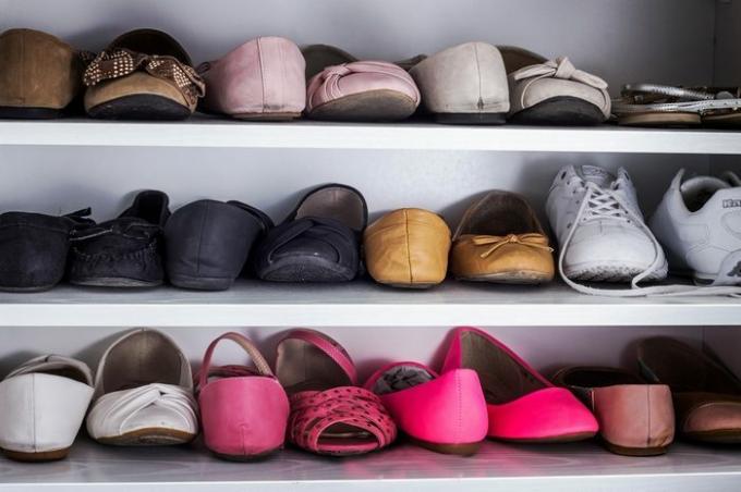 Fondo con zapatos en los estantes de un armario