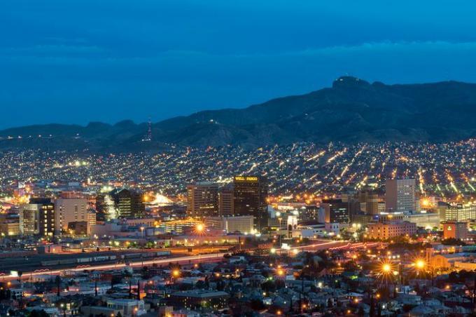 EL PASO, TEXAS - 10 DE AGOSTO: Horizonte de El Paso desde el mirador de Scenic Drive el 10 de agosto de 2017 en El Paso, Texas