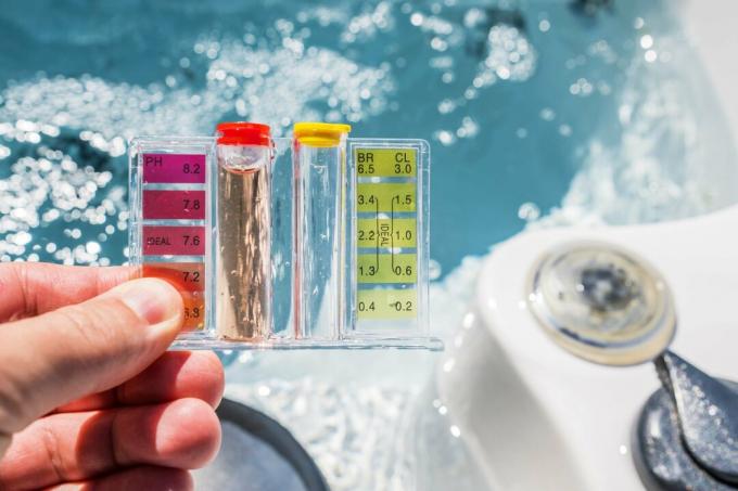 Verificação da qualidade da água da banheira de hidromassagem usando o kit de teste químico.