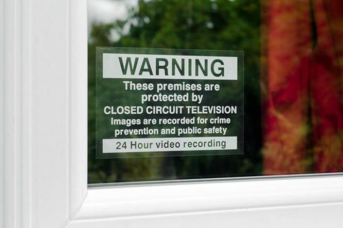 Brīdinājums: šīs telpas ir aizsargātas ar videonovērošanas zīmi uz aizsargājamā īpašuma loga.