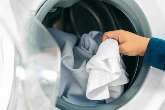 Kırışıksız çamaşırları kurutma makinesinden tutan el