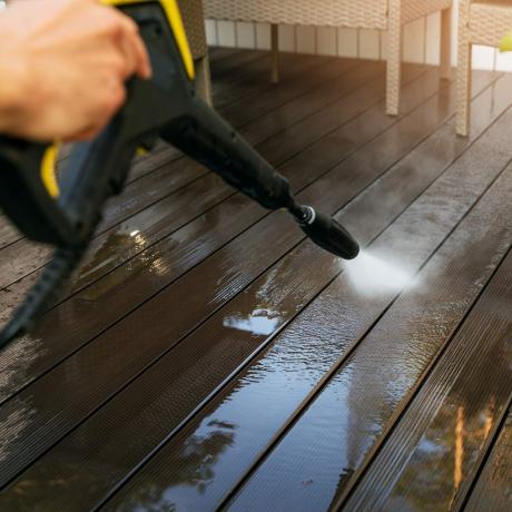 limpieza de tablones de madera para terrazas con hidrolimpiadora de alta presión