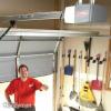 Jak nainstalovat náhradní otvírač garážových vrat (DIY)