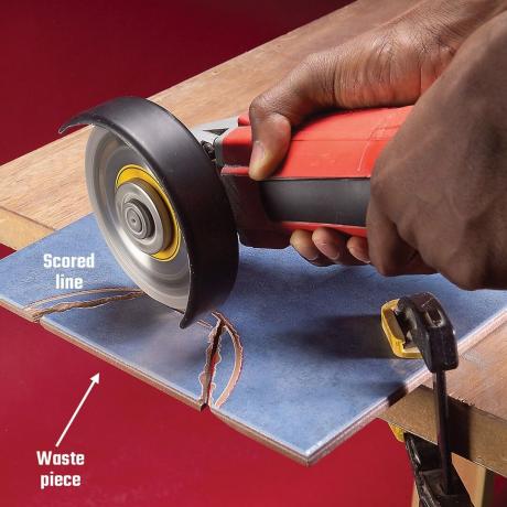 Memotong ubin ekstra saat memulai potongan setengah lingkaran | Kiat Pro Konstruksi