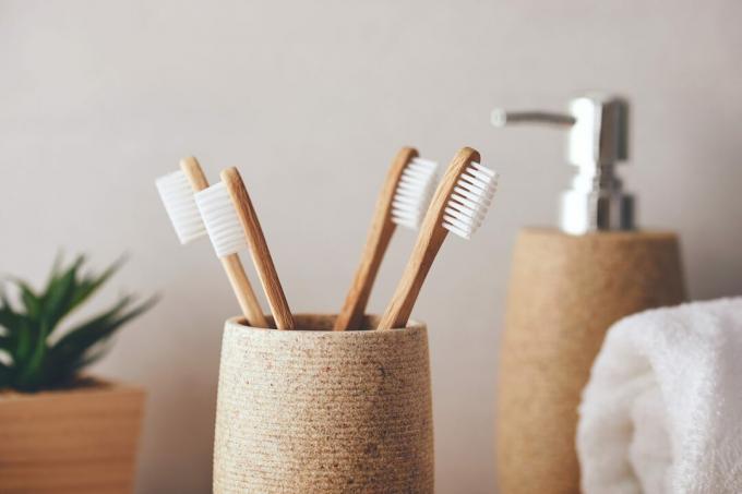 Zbliżenie organicznych bambusowych szczoteczek do zębów w łazience