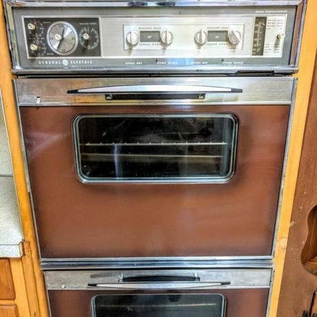 GE uređaji iz 1960 -ih, dvostruka pećnica, ploča za kuhanje i kuhinjska napa - retro smeđa i srebrna
