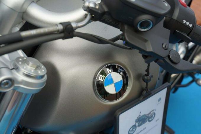 Se ve un logotipo de BMW en el Salón de Motos de Hong Kong 2018