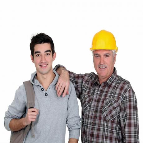 Anciano y un joven de pie juntos | Consejos para profesionales de la construcción