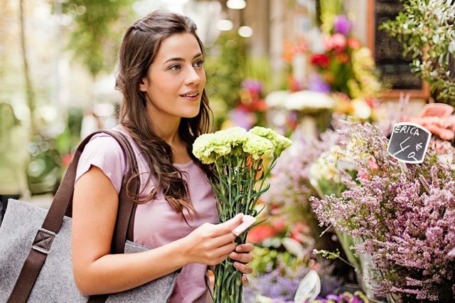 19 неща, които никога не трябва да купувате онлайн цветя
