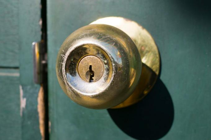 Pavaizduota priekinių durų rankenėlė su matoma rakto skylute
