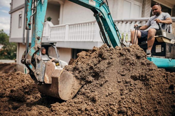 Machine d'excavation creusant la terre