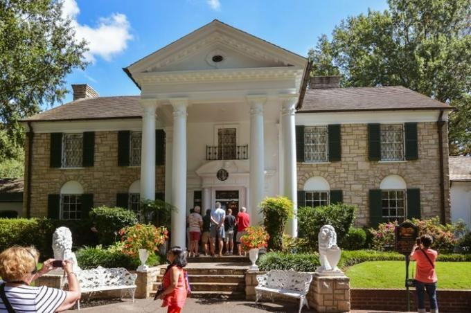 Memphis TN/USA - sep. 21, 2017: Turister besöker Elvis Presleys Graceland Mansion. Herrgården hade placerats i National Register of Historic Places.