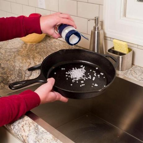 tiszta öntöttvas serpenyőt durva sóval