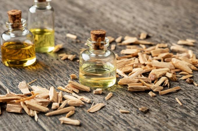 Bottiglie di olio essenziale con trucioli di legno di cedro