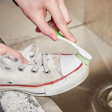 HH टूथब्रश और टूथपेस्ट सफ़ेद से स्नीकर साफ़ करें