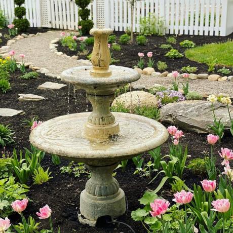 Antik fontene Courtesy @clark.cottage.gardens Via Instagram