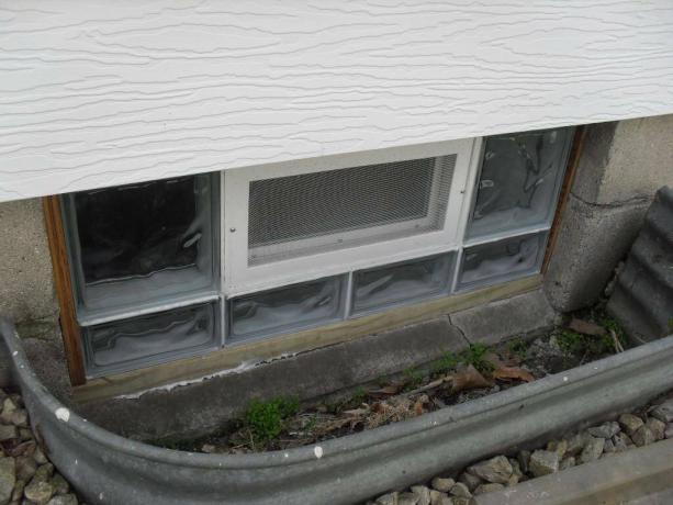 Изложене ивице шперплоче на подрумском прозору